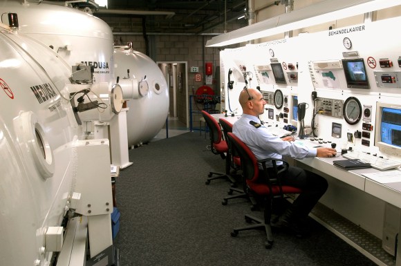 hyperbare-kamer-en-bedienaar-van-alle-apparatuur