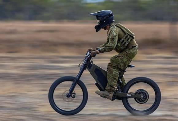 Australian_soldiers_testing_stealthy_e-bikes_for_scouting_missions_2