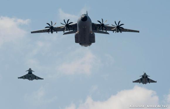 un-a400m-un-rafale-et-un-eurofighter-allemand-lors-des-repetitions-a-paris
