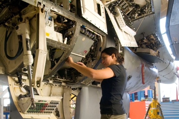 vliegbasis Woensdrecht.27 januari 2009.Foto: Werkneemster werkt